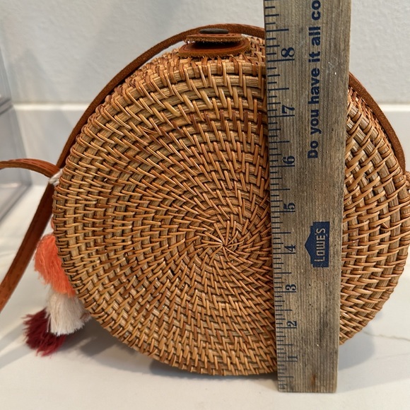 Round straw purse with snap closure and tassel - Picture 5 of 5
